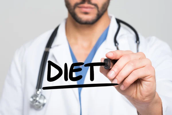 Läkare skriver ordet Diet — Stockfoto