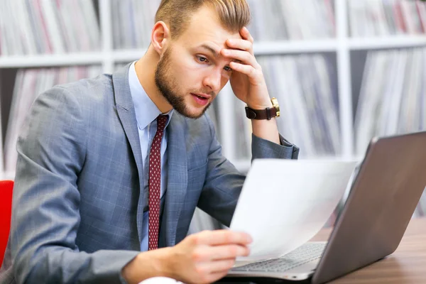 Empresario trabajando en el escritorio — Foto de Stock