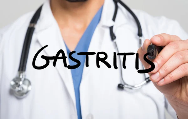 Doktor psát slovo gastritida — Stock fotografie