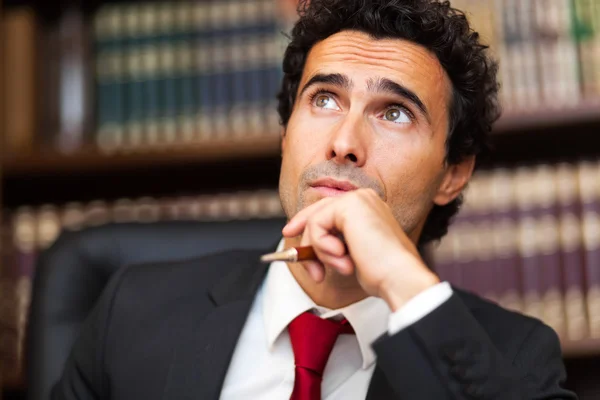 Nadenkend zakenman in office — Stockfoto