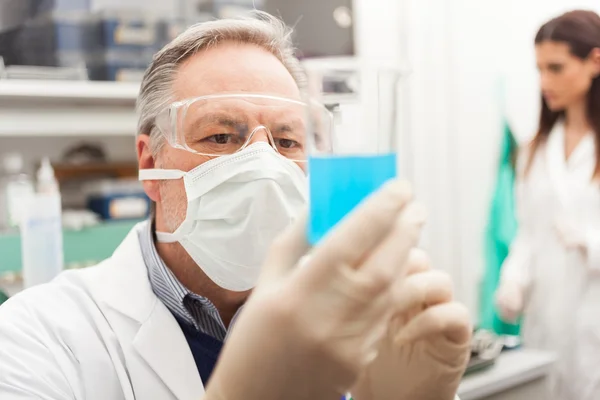 Cientista segurando um tubo de ensaio — Fotografia de Stock