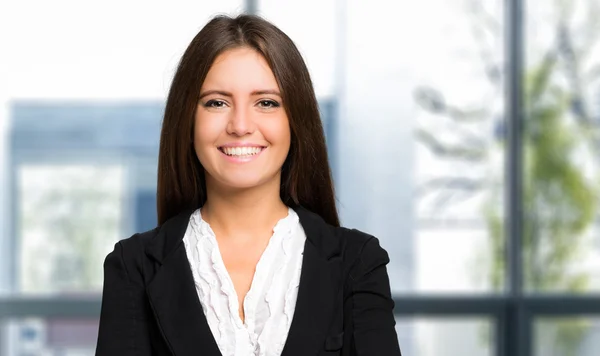Lächelnde Geschäftsfrau im Amt — Stockfoto