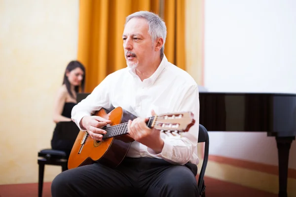 Guitarist playing an acoustic guitar — Stock Photo, Image