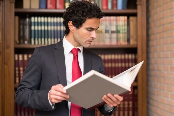 Affärsman läser en bok — Stockfoto