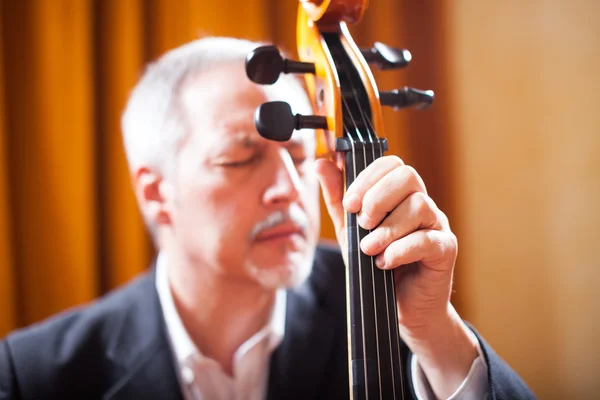 Hombre tocando un violonchelo — Foto de Stock