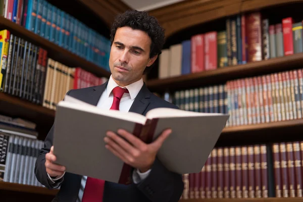 Affärsman läser en bok — Stockfoto