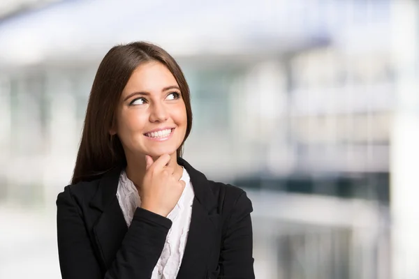 Junge Frau schaut auf — Stockfoto