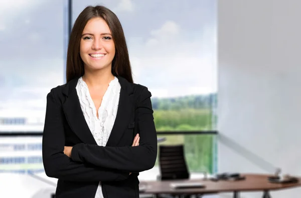 Sorridente donna d'affari in carica — Foto Stock