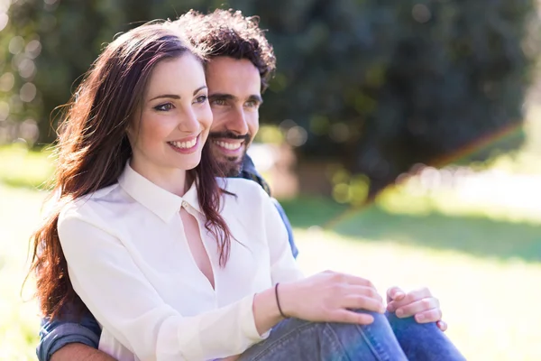 Casal relaxante ao ar livre — Fotografia de Stock