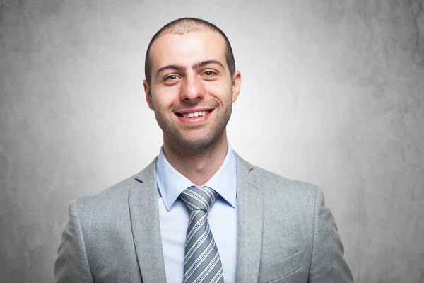 Jovem empresário sorridente — Fotografia de Stock