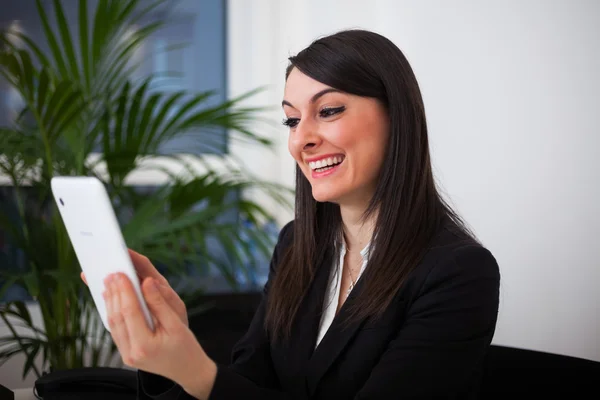 Businesswoman using a digital tablet — Stock Photo, Image