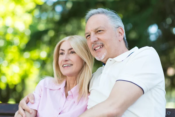 Mature couple sitting in park — Stock Photo, Image