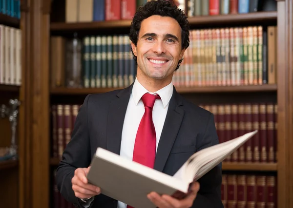 Zakenman leest een boek — Stockfoto