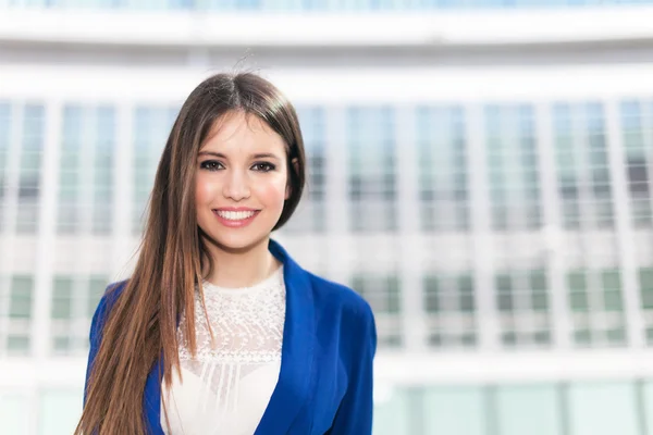 Jovem mulher de negócios sorridente — Fotografia de Stock