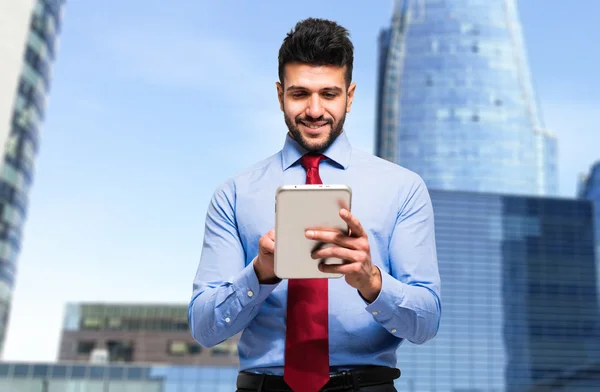 Bello uomo che utilizza tablet — Foto Stock