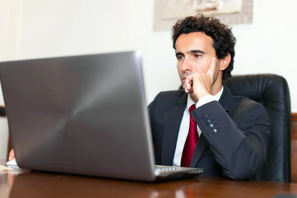 Empresário usando laptop no escritório — Fotografia de Stock