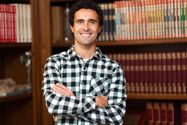 Smiling man in library — Stock Photo, Image