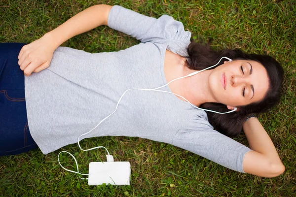 Femme relaxante sur l'herbe — Photo