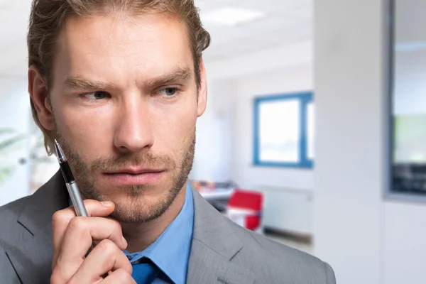 Homme d'affaires réfléchi dans le bureau — Photo