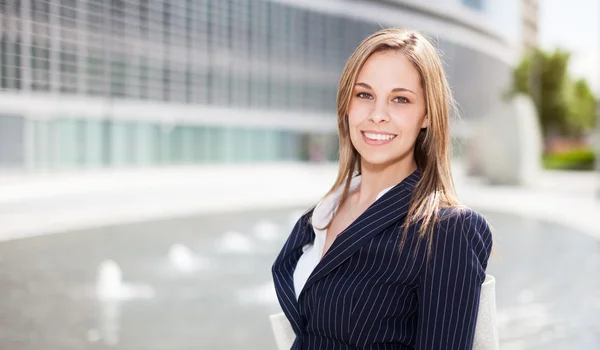 Giovane donna d'affari sorridente — Foto Stock