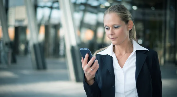 Businesswoman pomocí mobilního telefonu — Stock fotografie