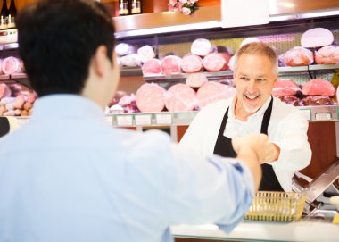 Dükkan sahibi müşteriye servis yapıyor.