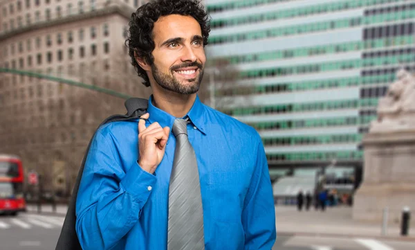 Uomo d'affari sorridente all'aperto — Foto Stock