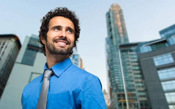 Uomo d'affari sorridente all'aperto — Foto Stock