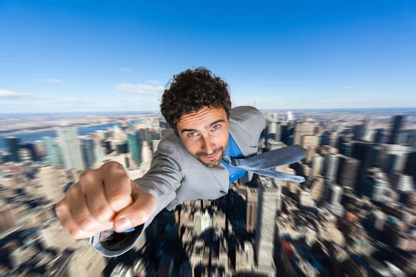 Affärsman superhjälte flyger över staden — Stockfoto