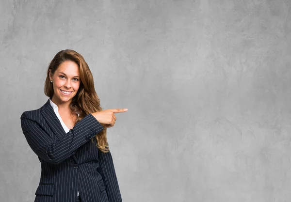 Glimlachende jonge vrouw — Stockfoto