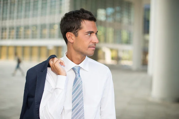 Hombre de negocios al aire libre sosteniendo su chaqueta — Foto de Stock