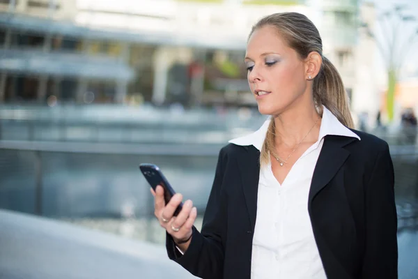 Femme utilisant un téléphone portable — Photo