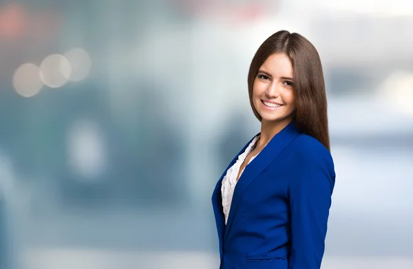 Jovem mulher sorridente — Fotografia de Stock