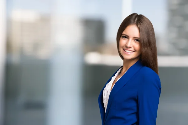 Jovem mulher sorridente — Fotografia de Stock