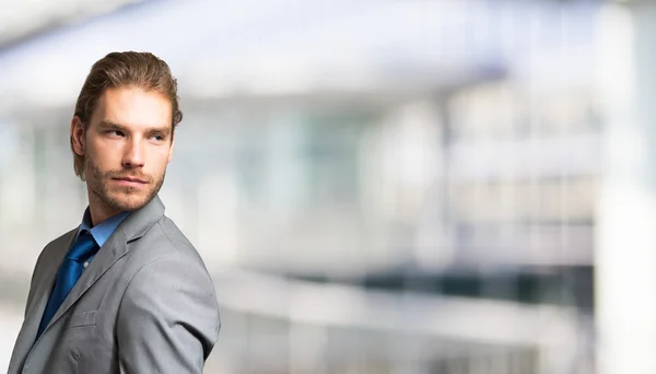 Hombre de negocios en un entorno empresarial —  Fotos de Stock