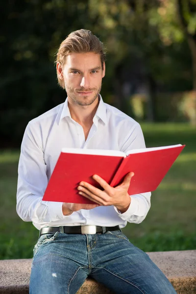 Hombre leyendo un libro — Foto de Stock