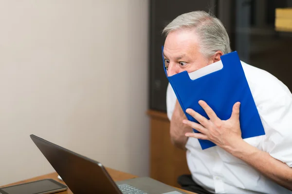 Sorprendido hombre mirando su ordenador —  Fotos de Stock