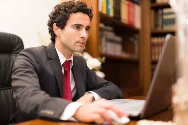 Zakenman met behulp van zijn laptop — Stockfoto