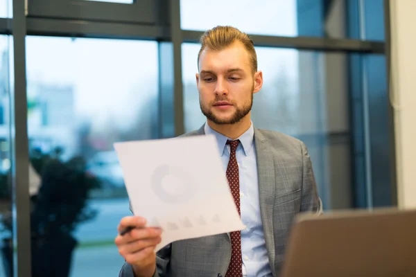 Affärsman läsa dokument — Stockfoto