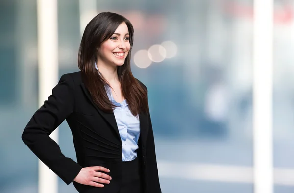 Sorridente giovane donna — Foto Stock