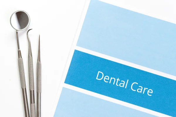Strumenti dentali e concetto di cura dentale — Foto Stock