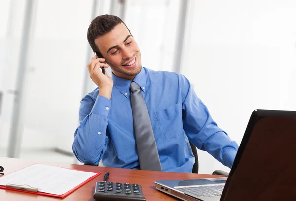 Zakenman met behulp van zijn laptop — Stockfoto