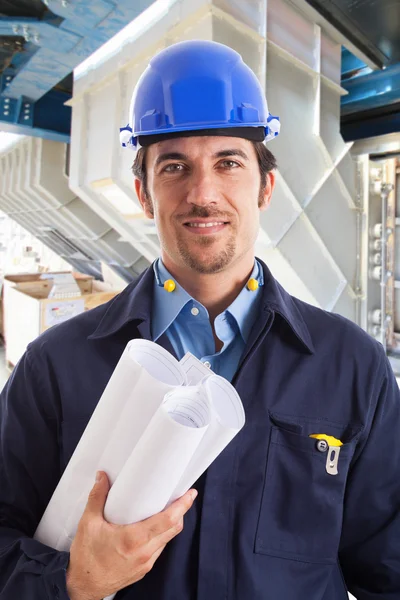 Portret van een ingenieur in fabriek — Stockfoto