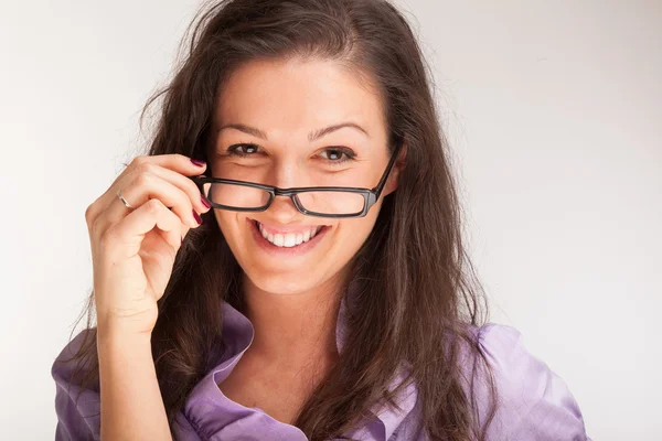 Kvinne som holder brillene sine – stockfoto