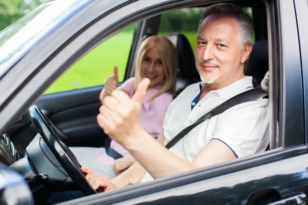 Pareja viajando en su coche — Foto de Stock