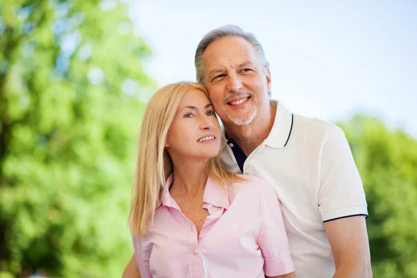 Couple mature en plein air — Photo