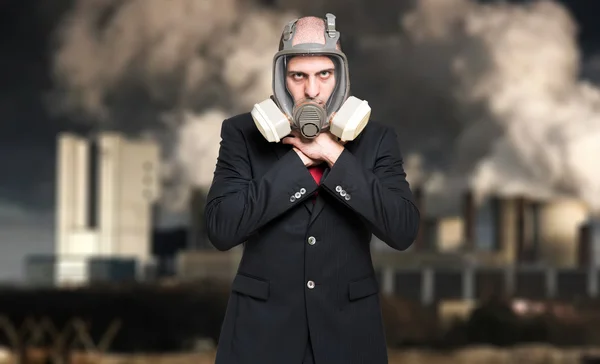 Uomo soffocamento nella città inquinata — Foto Stock