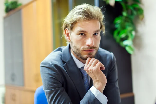 Hombre de negocios guapo en el escritorio — Foto de Stock