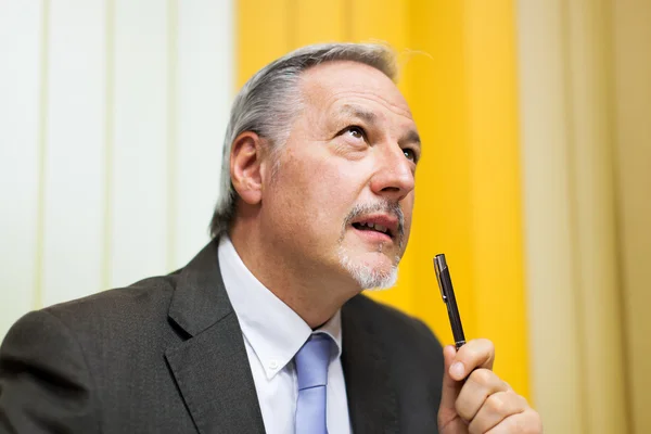 Reifer Geschäftsmann im Büro — Stockfoto