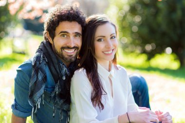 Çimenlerde dinlenen çift.